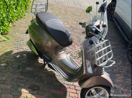 Vespa Primavera Touring bruin